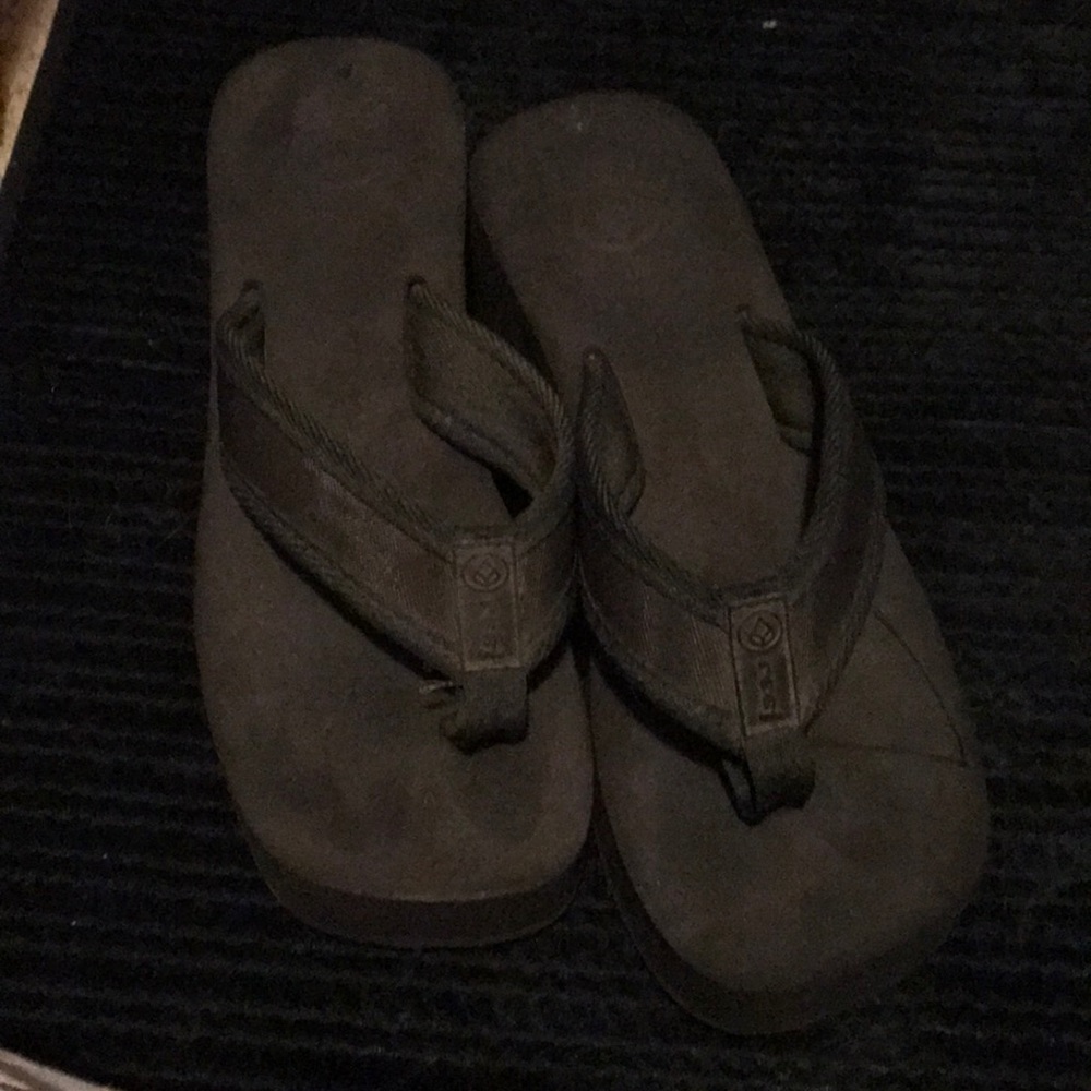 Black reef sandals